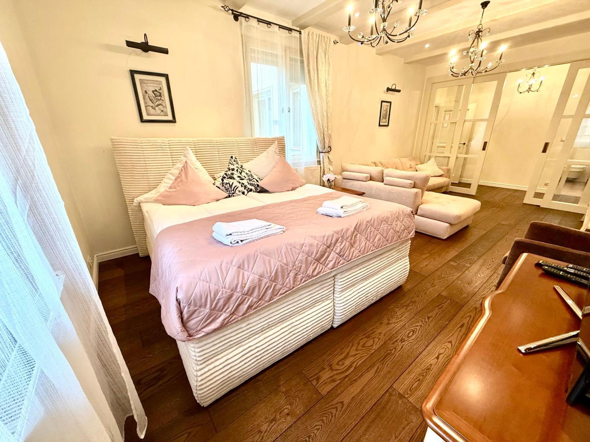 Unique Charles Bridge 2Bdr Apartment. Prága Kültér fotó